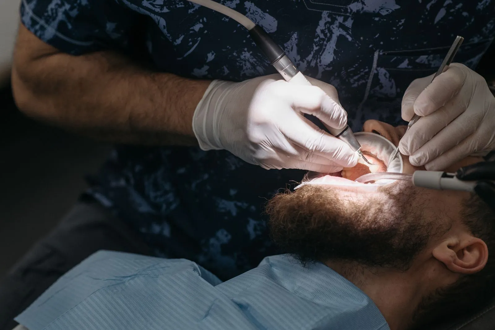 Odontólogo realizando un tratamiento de endodoncia a un paciente en Clínica Dental Vigoar