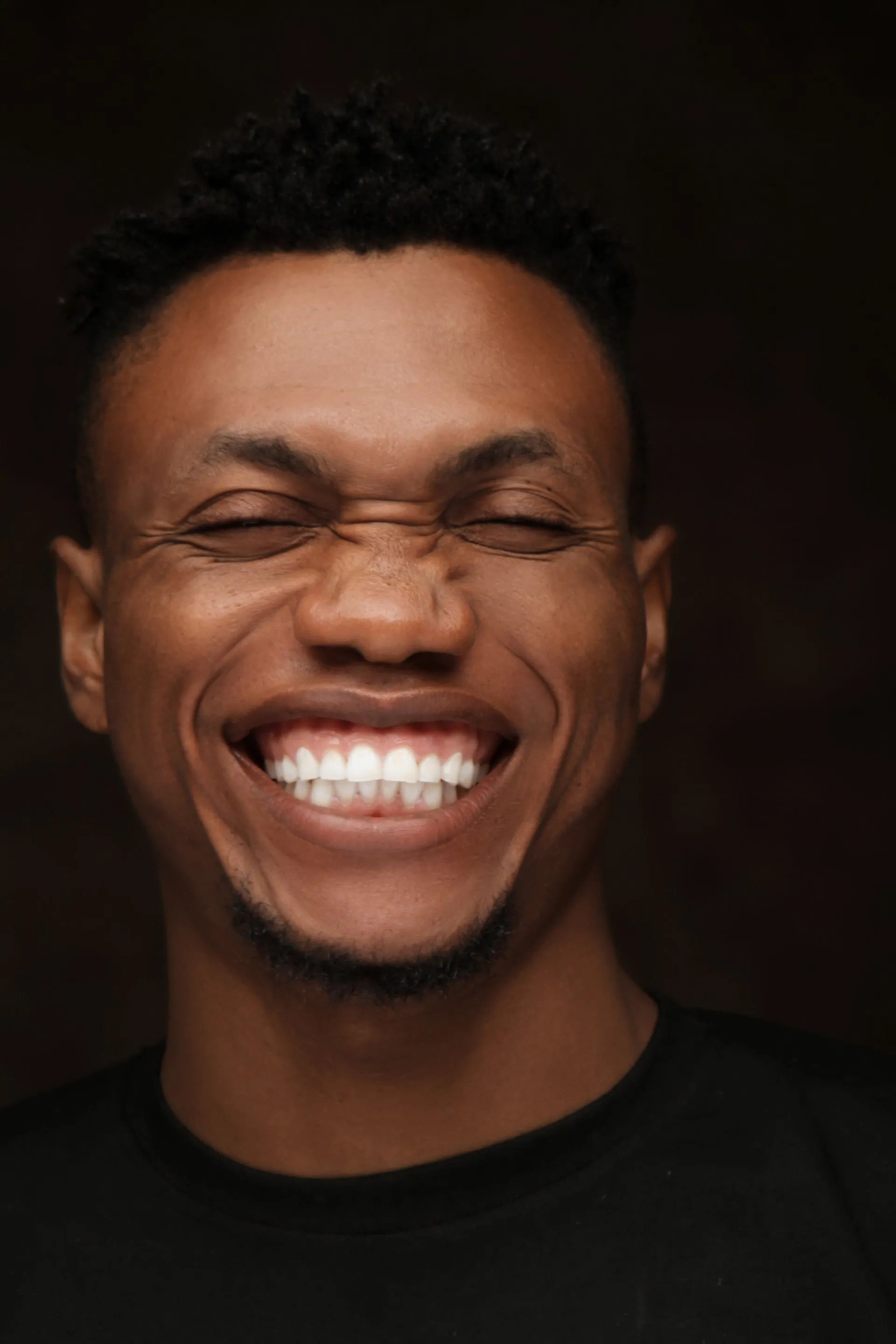 Persona mostrando una sonrisa sana y natural tras un tratamiento de estética dental en Clínica Dental Vigoar